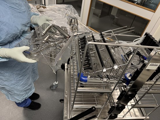Frida Niinimaa och hennes kollegor säkerställer att de kirurgiska instrument och maskiner som används i operationssalar och mottagningar är rena och sterila för patientsäkra behandlingar.