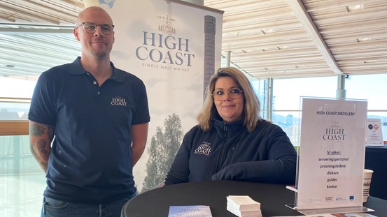 Robin Lind, kock och Sorina Garcia Laurila restaurangchef vid High Coast Distillery i Bjärtrå.