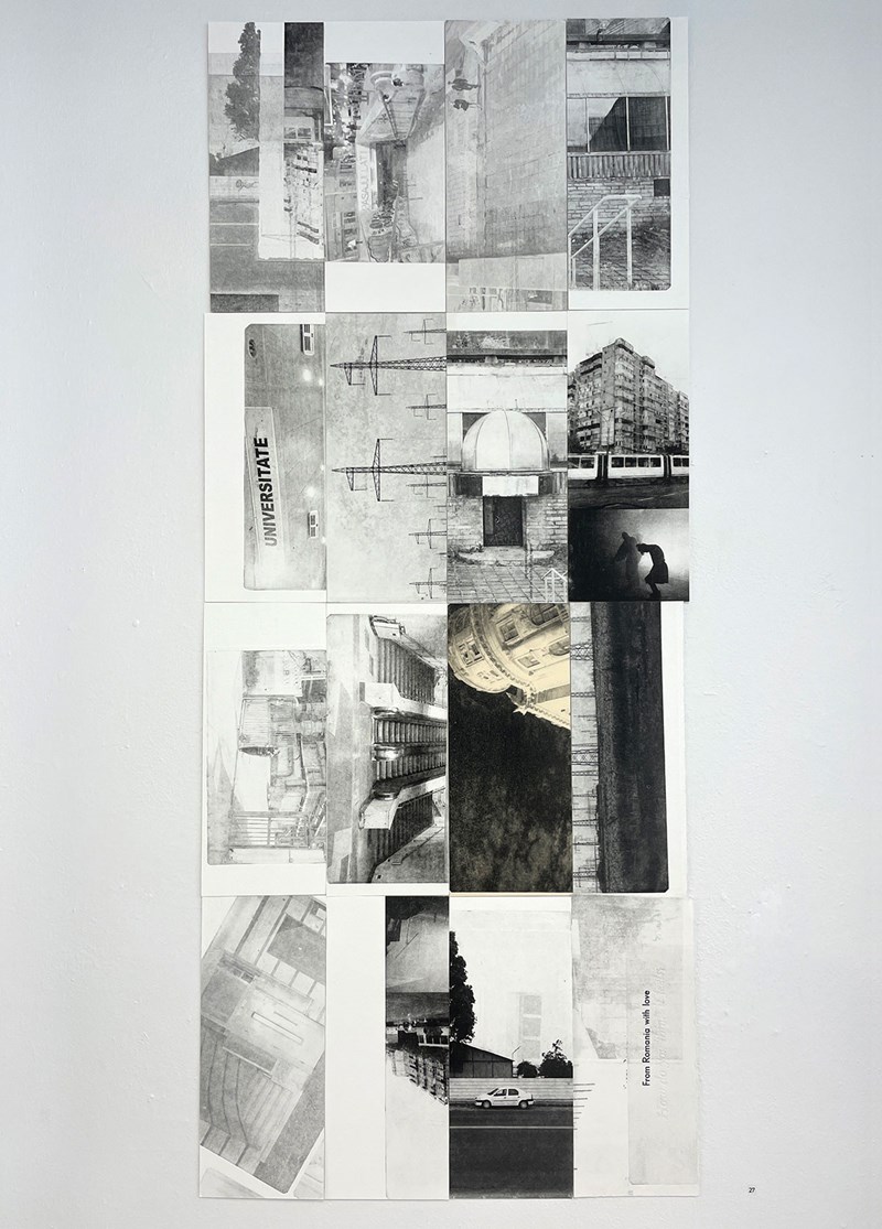 Ett rektangulärt kollageliknande tryck bestående av foton i svartvitt. Foton av byggnader, stadsvyer, landskap. 