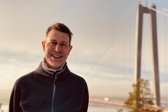 Fredrik Jansson, ekonomidirektör i Region Västernorrland framför Höga Kusten bron.