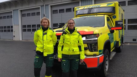 Monika Aspås och Miriam Sundström  framför en ambulans