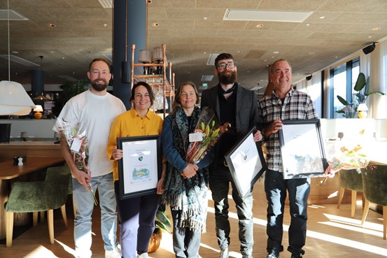 2025 års nominerade till Stora turismpriset står i grupp med sina diplom.