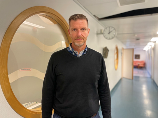 Områdesdirektör Roger Westerlund står i en korridor på Sundsvalls sjukhus