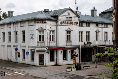 Vit äldre träbyggnad i Sollefteå, Appelbergs hotell..