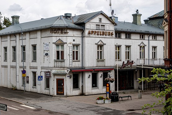 Vit äldre träbyggnad i Sollefteå, Appelbergs hotell..
