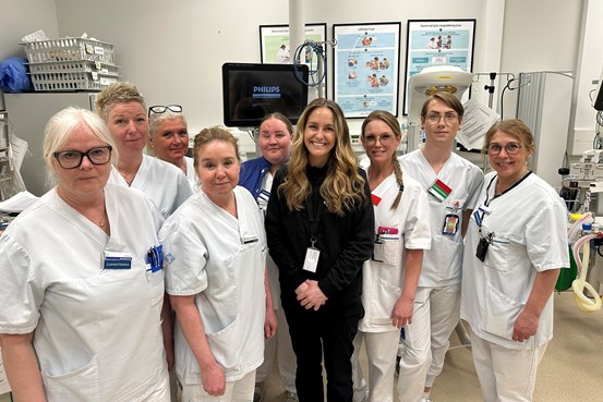 Personal vid akutmottagningen i Örnsköldsvik tillsammans med Mirjam Melander, välfärdsguide från Örnsköldsviks kommun.