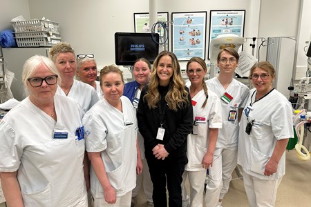 Personal vid akutmottagningen i Örnsköldsvik tillsammans med Mirjam Melander, välfärdsguide från Örnsköldsviks kommun.