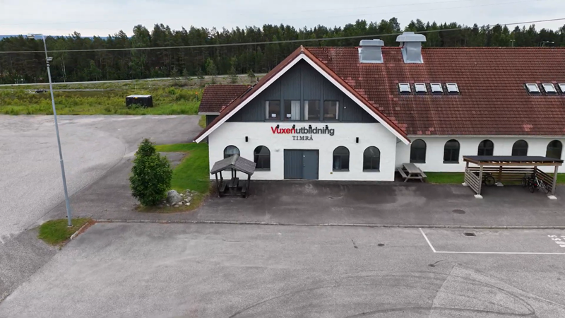 Textplatta med lila bakgrund med vit text där det står Lärcentrum Västernorrland i versaler