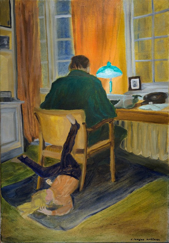 Ett rum i orangea och jordiga färger. En man sitter vid ett skrivbord med ryggen mot betraktaren. På bordet står en lampa med starkt lysande turkost sken. En flicka ligger på golvet med benen uppåt lutande mot stolen. 