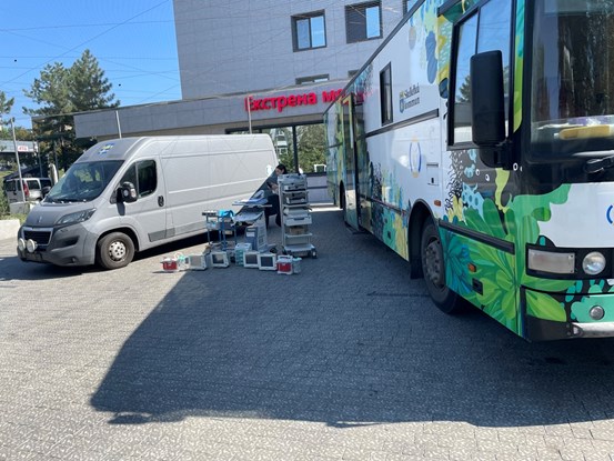 Region Västernorrland skickade med medicinteknisk utrustning.