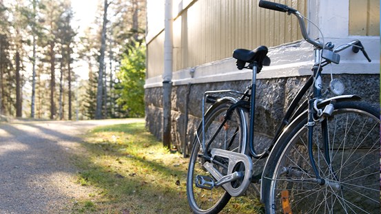 Cykel lutad på en husvägg