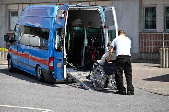Person i rullstol körs in i färdtjänsttransport