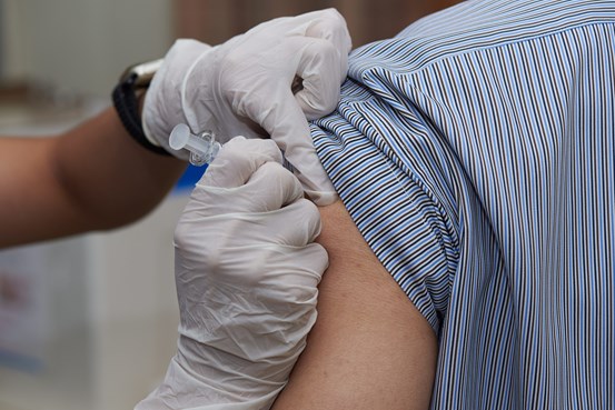Vaccinspruta ges till patient.