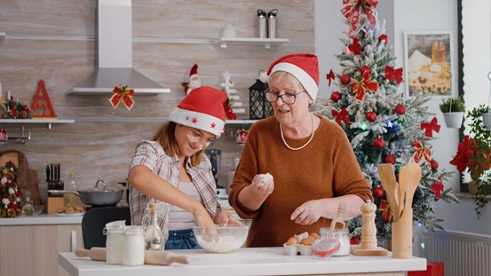 Pensionär som julbakar med barnbarn.