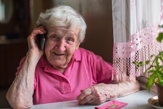Äldre kvinna pratar i telefon
