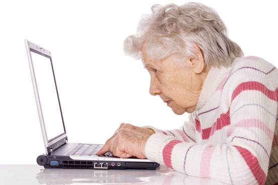 Äldre kvinna med dator