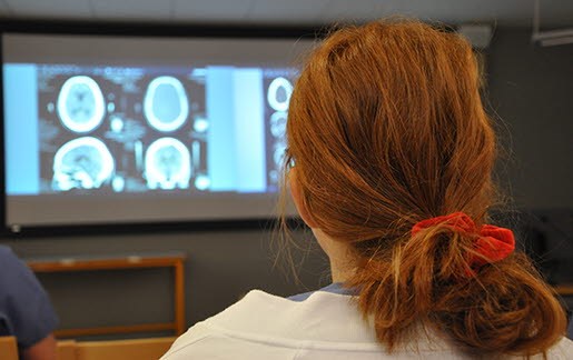 Elice Hedman, läkarstudent, tittar på röntgenbilder.