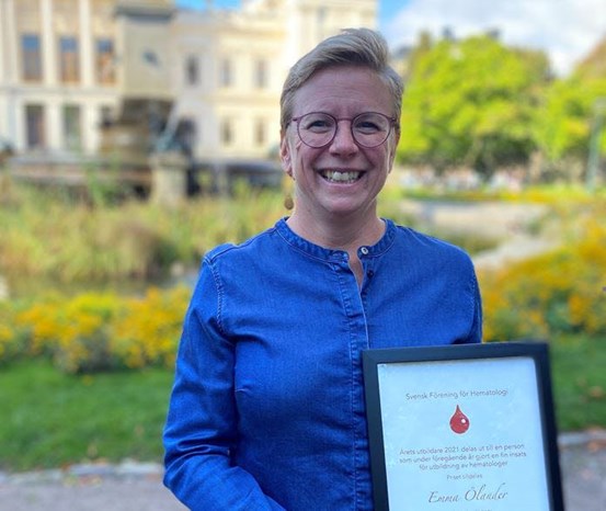 Emma Ölander visar upp sitt diplom