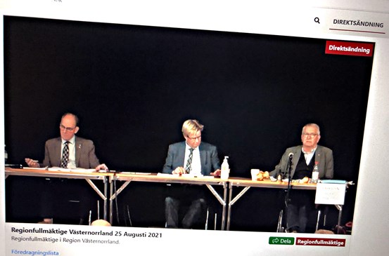 Regionfullmäktige sammanträdde under onsdagen 25 augusti, presidiet sitter vid ett bord