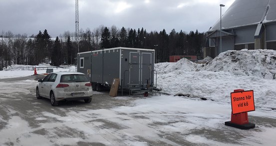En bil står utanför en provtagningsstation för covid-19 på Gärdehov i Sundsvall.