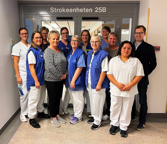 Hela teamet på strokeenheten står utanför avdelningen