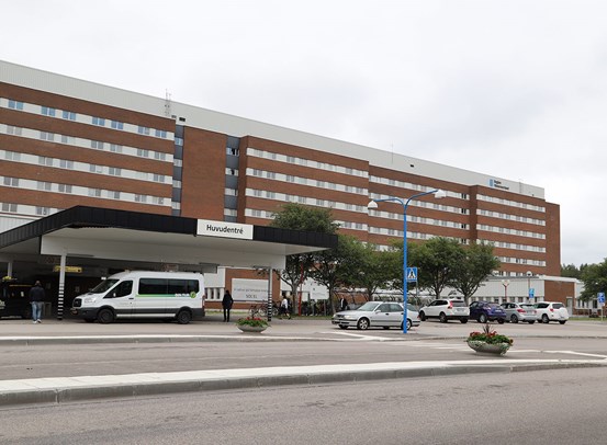 Entrén och en del av sjukhuset i Sundsvall.