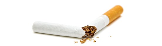 En avbruten cigarett mot en vit bakgrund