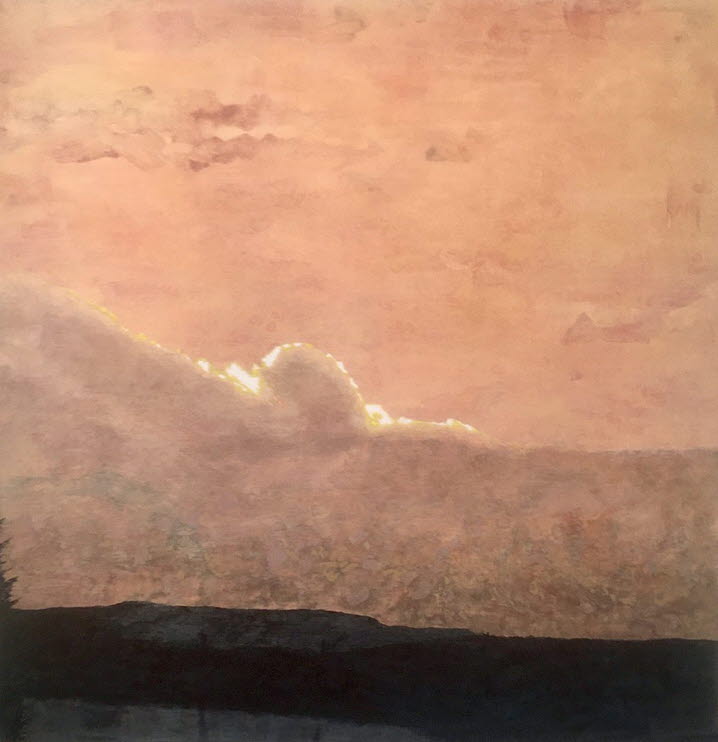 Akrylmålning föreställande en sol som gått i moln, vilket skapat en gulrosa skiftande himmel över ett landskap med mörka berg i fjärran.