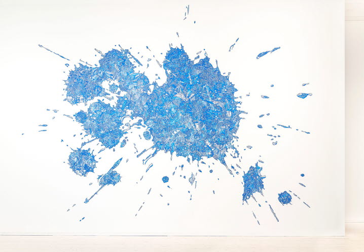 Gerd Aurells ”2, 4-D”, en blå muralmålning som gestaltar en stor ‘splash’ Hormoslyr och i den, detaljerade teckningar av kottar och pinnar.