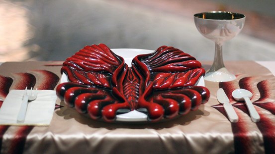 Bild: Judy Chicago, The Dinner Party, 1979 (Margaret Sangers (1879-1966) plats vid bordet, amerikansk aktivist författare och sexualundervisare. Hon var en av grundarna till Planned Parenthood)