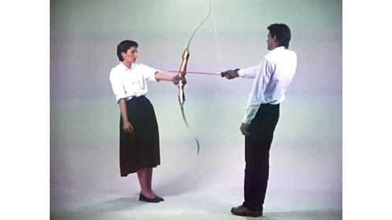 Marina Abramović och Ulay, ”Rest Energy”. Dokumentation av performance utfört 1980. ©Marina Abramović och Ulay/Bildupphovsrätt 2020. Foto: Ida Rödén. 