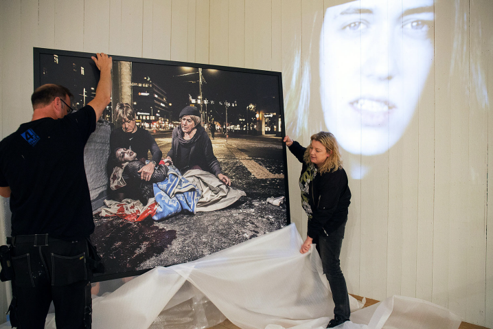 Elisabeth Ohlson Wallin packar upp Barmhärtigheten med hjälp av en tekniker på länsmuseet Murberget. (Foto: Karin Kämsby)