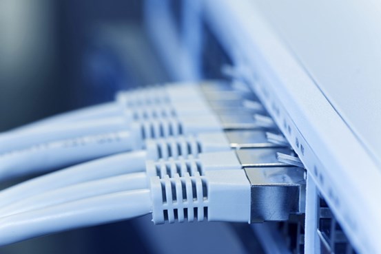 Bredbandskablar anslutna till router