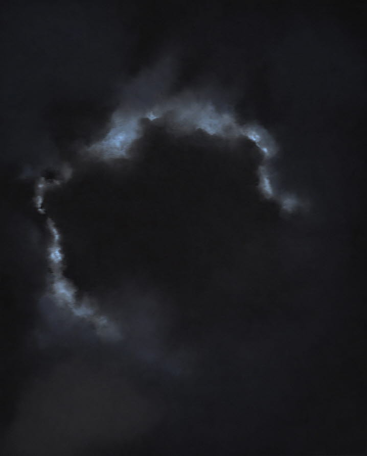 Målning där strimmor av ljus tar sig igenom det mörka pigmentet och påminner om månljus bakom svarta moln.