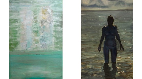 Till vänster: abstraherad oljemålning i grönblåa toner som påminner om vatten. Till höger: blågrå målning föreställande en naken kvinna i motljus som kliver upp ur havet.