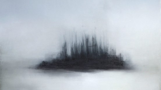 En målning där mörkt pigment bildar en ö mot en ljusgrå bakgrund.