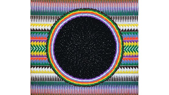 Färgstarkt broderi där blicken sugs in bland stygnen mot ett svart hål.