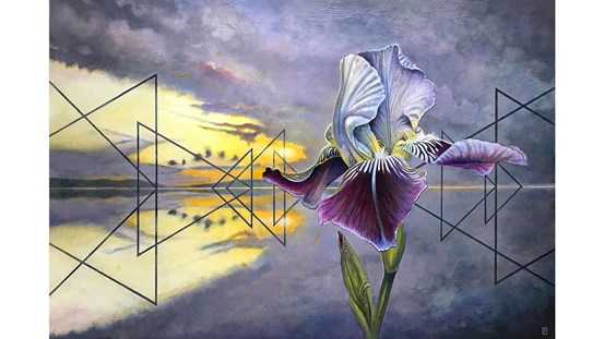 Lilagul målning med en iris i förgrunden. Trianglar är tecknade horisontellt över bildytan och i bakgrunden syns ett havslandskap.