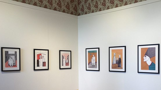 Sex inramade tavlor hängande på två väggar, till vänster en serie med människoporträtt enbart utförda med svart och röd kulspetspenna och till höger en serie med människoporträtt utförda med svart kulspetspenna och ockragula bakgrunder med inslag av turkos.