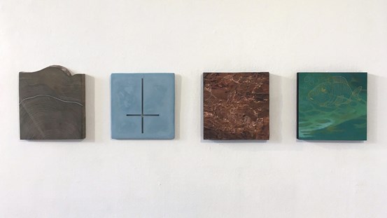 Fyra kvadratiska målningar i brunt, blått och grönt.