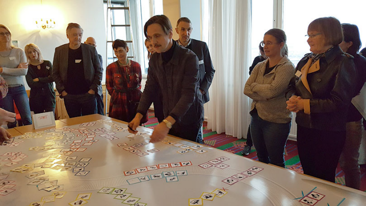 Ett inför konferensen fingerat upphandlingsscenario redovisas och diskuteras, kreativt visualiserat i spelet ”Game of LOU”.