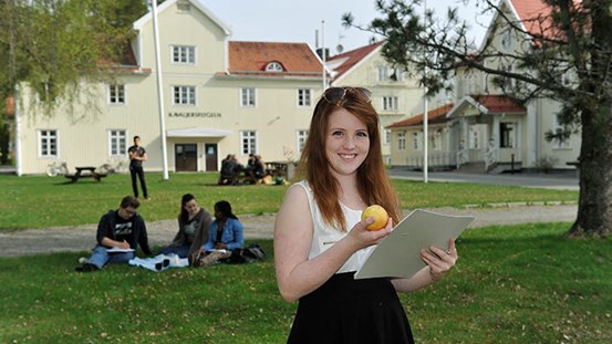Elever på grönområdet framför Hola folkhögskola i Prästmon