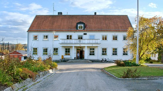 Foto av skolhuset på Ålsta folkhögskola. 
