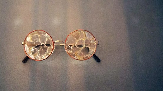 Åsa Ersmark, Hekate’s glasses, 2017. Kattguld i tunna skikt, monterat i glasögonbågar. ©Åsa Ersmark.