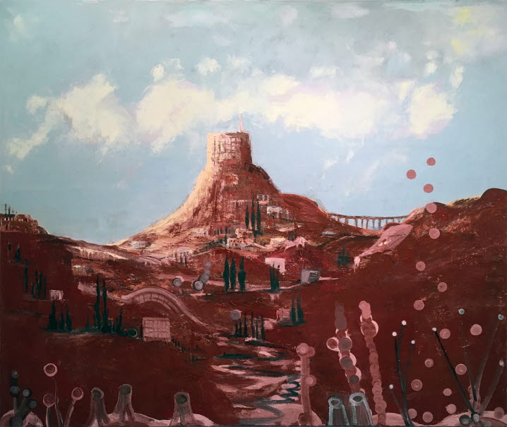 Målning av Alexandra Matthews föreställande kuperat landskap med cylinderformad byggnad på centrala kullen. Slingrande väg, kantad av mindre hus, leder från kullen ner mot förgrunden. Brunrött landskap.
