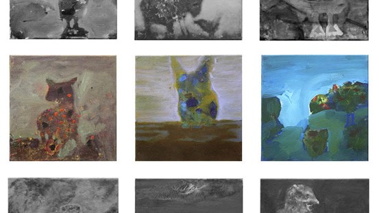 Ett rutmönster där tre kvadratiska målningar visas i färg, abstrakta men där delar påminner om djur och landskap. Ovan och under målningarna i färg visas delar av sex svartvita målningar.