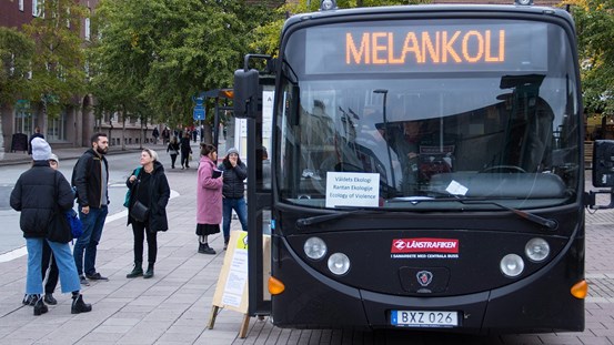 Bussen Melankoli. IntraGalactic arts collective undersöker i sitt pågående lokala projekt konstens roll och möjligheter i det offentliga rummet.