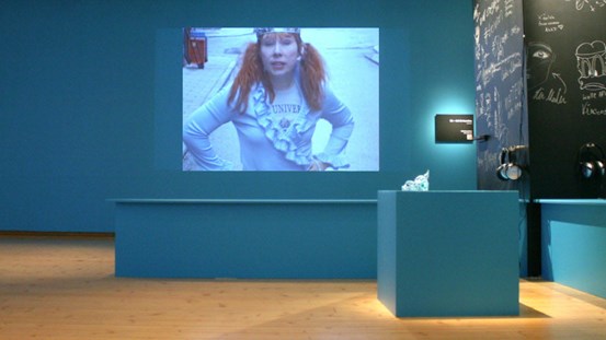 Catti Brandelius, installationsbild med videoverket Ah, det är konsten, 2001. ©Catti Brandelius/Bildupphovsrätt 2019.