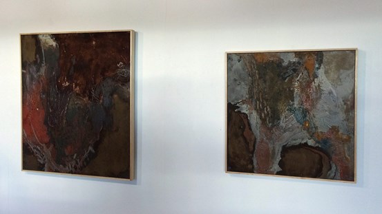Två abstrakta målningar i jordiga färger av Christoffer Svensson.