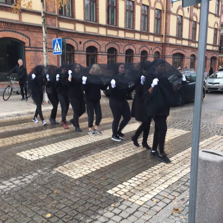 Gunilla Samberg, dokumentation av performance ”KortKjol” framfördes vid invigningen av metoo-monumentet på Rådhustorget den 2 november 2019. ©Gunilla Samberg/Bildupphovsrätt 2020. Foto: Gunilla Samberg.